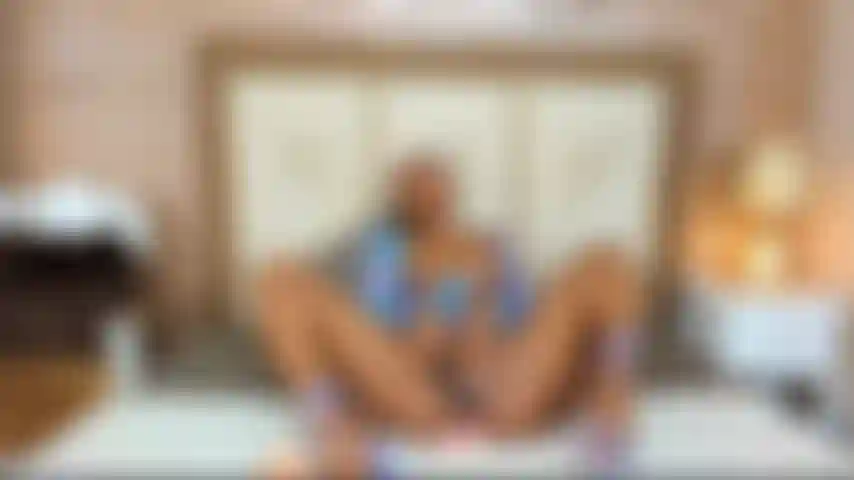 Mi strofino la figa e gioco con il dildo.