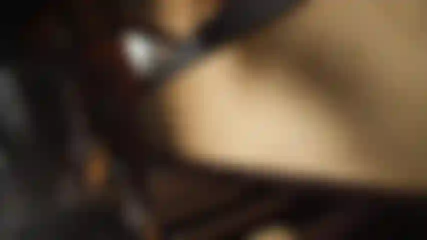 Mettiti in ginocchio, pronta a servire.