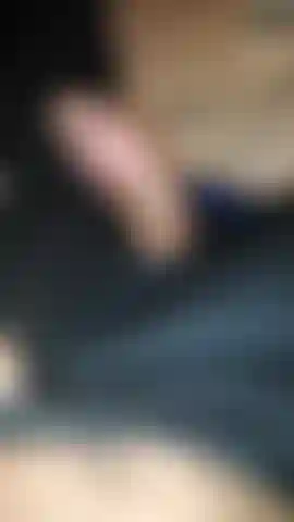 Anteprima del buco nei pantaloni con cazzo duro.