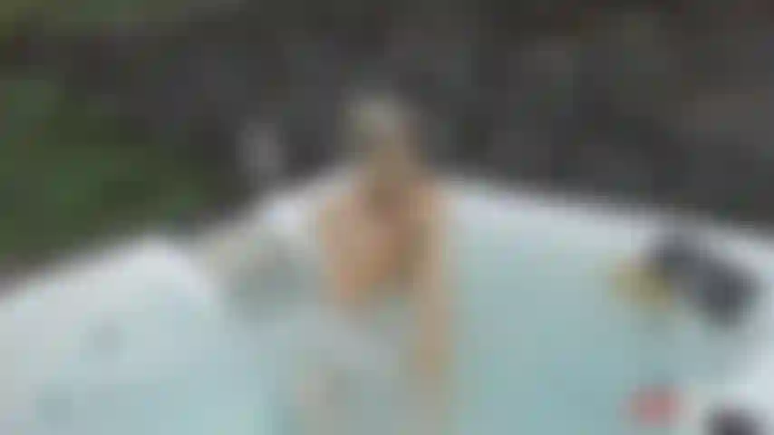 Una troia jacuzzi in gomma trasparente.