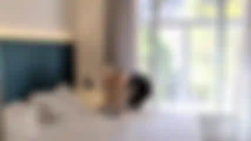 Una cameriera di bambole di gomma.