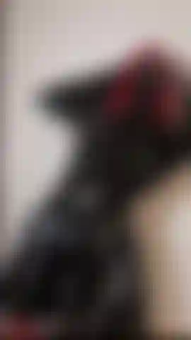 Una bambola di nylon di gomma rossa.