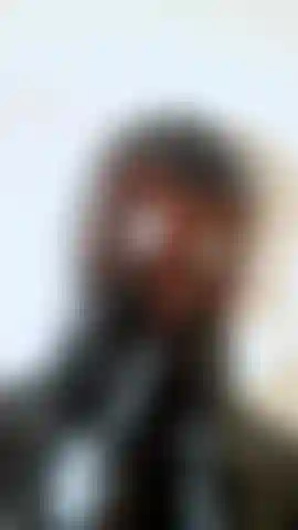 Bizzarra troia di nylon con cappuccio.