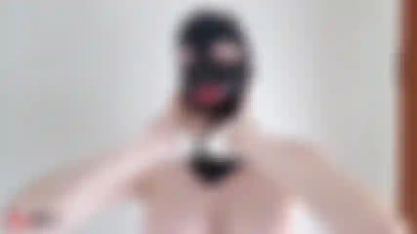 Pinzata e ammanettata.