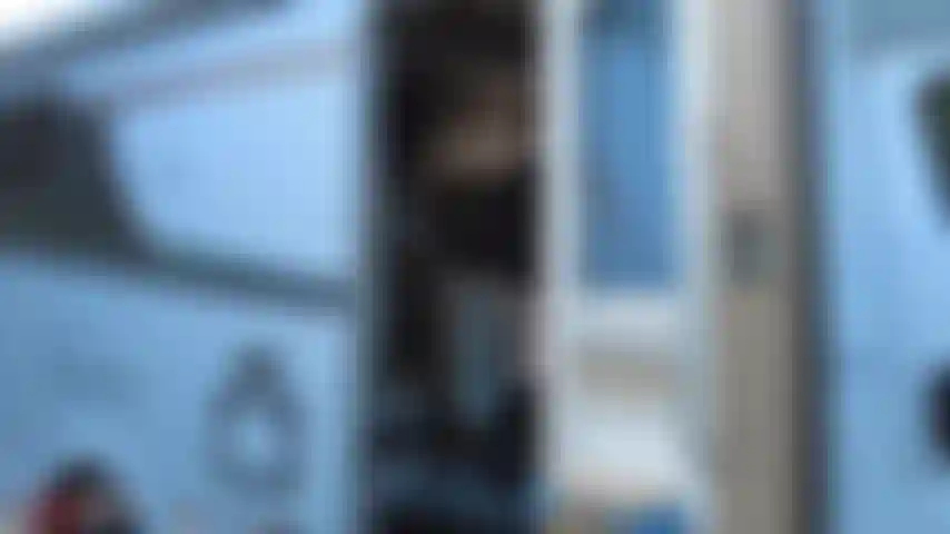 Gomma trasparente dalla testa ai piedi.