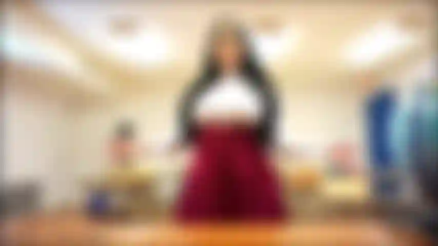 Primi piani di stronzo in classe.