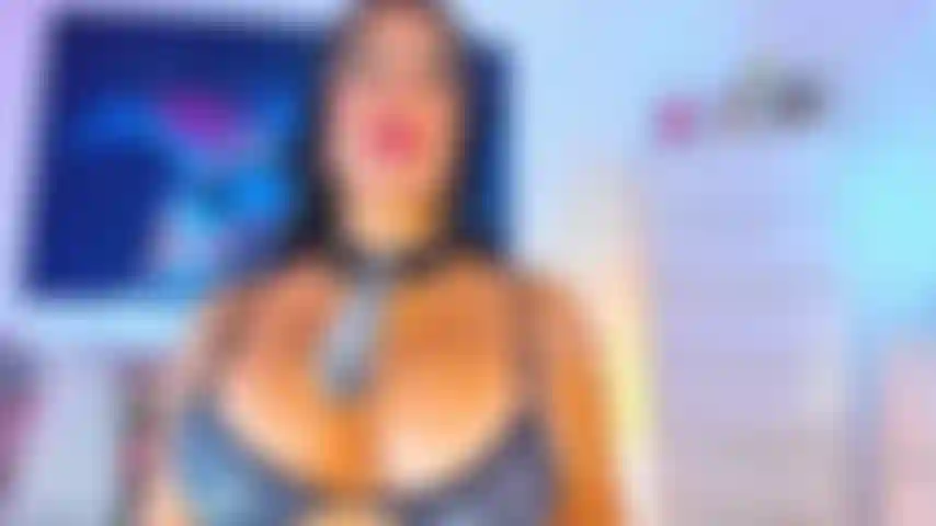 Faccio un pompino profondo e mostro le tette.