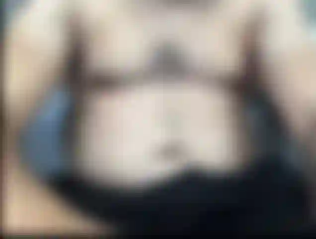 Il mio cazzo è rosso/viola per via dell'orgasmo e la mia pancia è luccicante di liquido preseminale.