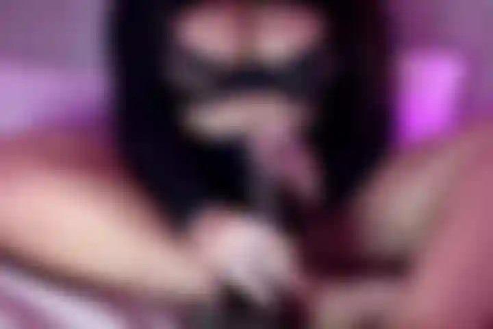 Guardami mentre mi scopo la figa con il mio grosso cazzo nero e mentre mi infilo le dita nel culo.