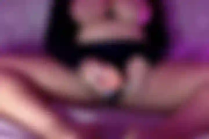 Una scopata fantasy con un dildo: ascolta quanto è bagnata la mia figa.