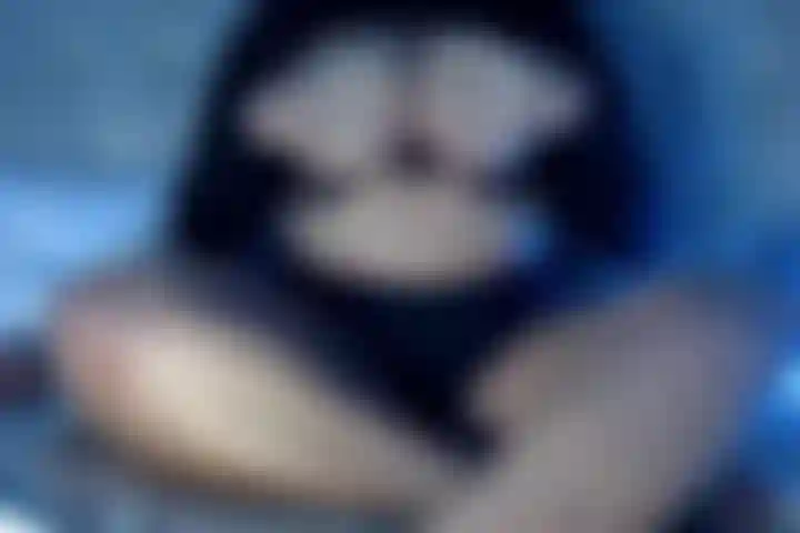 Mi masturbo il tuo cazzo e gioco con le mie grandi tette.