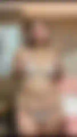 Il mio culo e le mie tette rimbalzano per te.