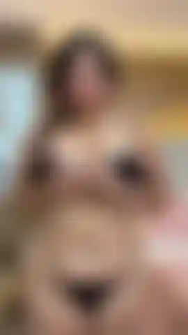 Le mie curve, i miei seni grandi vogliono che io li sfiori.