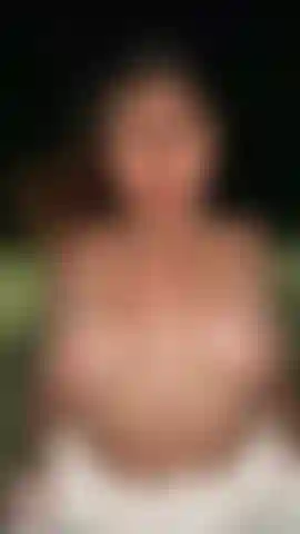 La spiaggia e le mie curve nude ci uniscono.