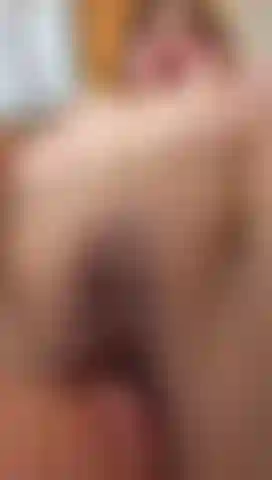 Scopo duramente e ti mostro da vicino come gioco con la mia figa.