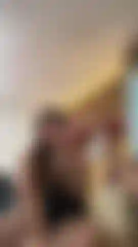 Un massaggio eccitante con i miei piedi sul tuo cazzo e non perdere di vista la mia figa.