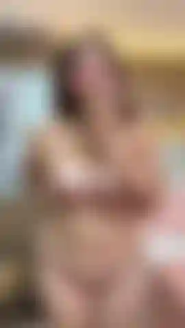 Il mio grande corpo, il mio gran culo e le mie belle tette dovrebbero essere tuoi, fanculo.