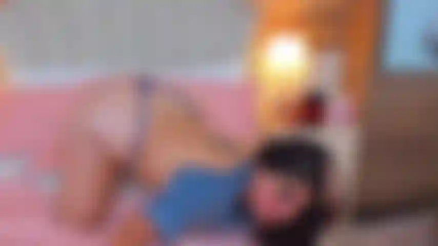 Il mio culo è rosso per le tue sculacciate. Voglio saltarti addosso mentre sono sopra di te, posso?