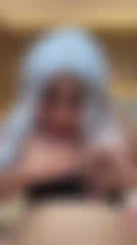 Vorrei che il tuo cazzo fosse in mezzo alle mie tette e mi scorresse in bocca.