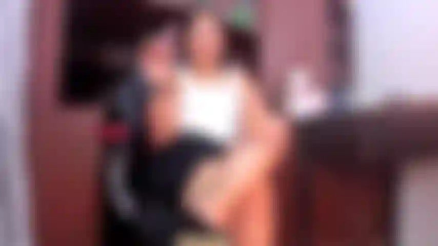 Strofino il cazzo sulla mia figa calda, in ufficio.