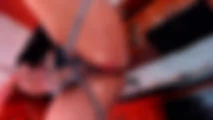 Un sacco di sperma e i miei pantaloni si strappano.