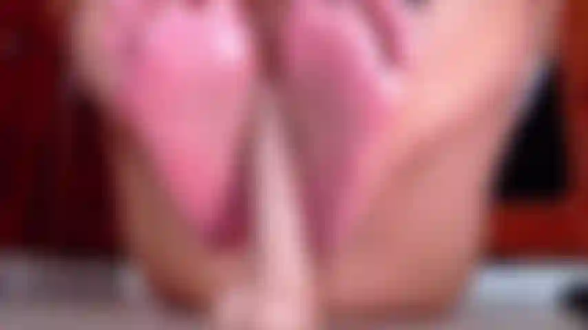 Massaggio con i piedi con olio!