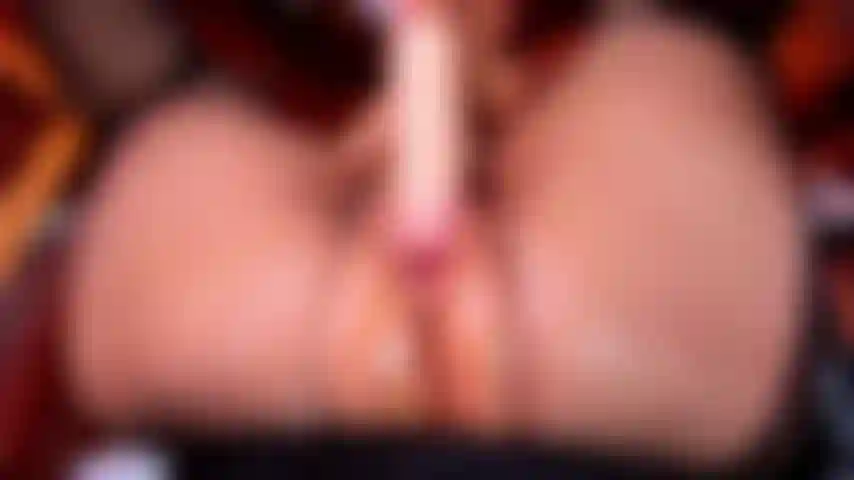 Mi scopo la figa stretta con un grosso dildo.