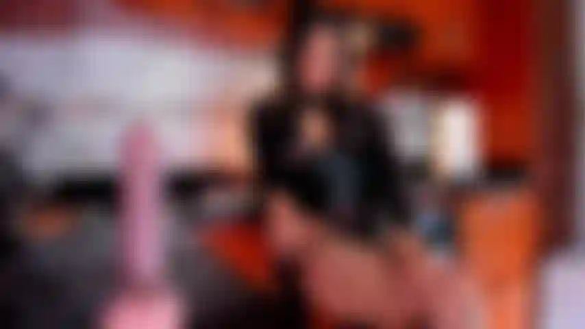 Siamo soli a casa, ti diverti con me?