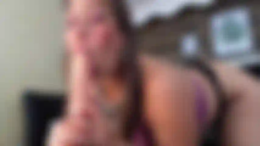 Mi godo il tuo cazzo duro, un pompino delizioso.