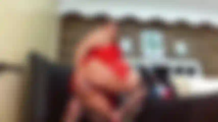 Fottuta pecorina con la mia lingerie rossa.