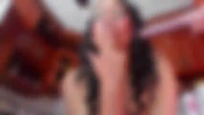 Che gioca con il tuo cazzo tra le mani.