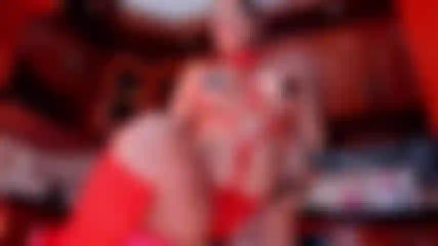 Ti piace la mia lingerie rossa? Seguirò le tue istruzioni.