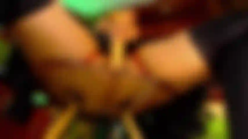 Fotti un dildo sotto la mia gonna.