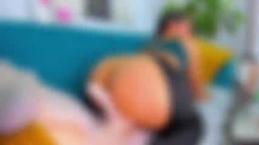 Mi strofino il culo sul tuo cazzo.