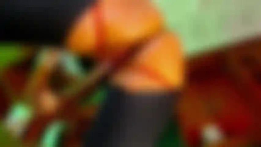 Gioco con il dildo in cucina.