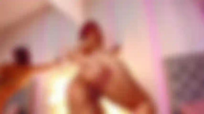 Faccio rimbalzare il mio culo grosso.