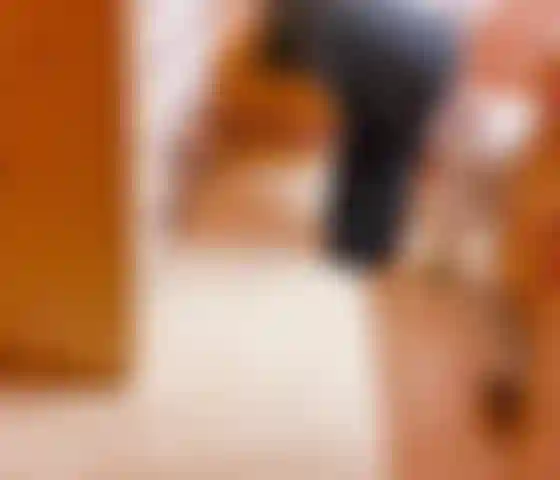 Faccio le pulizie in perizoma arancione.