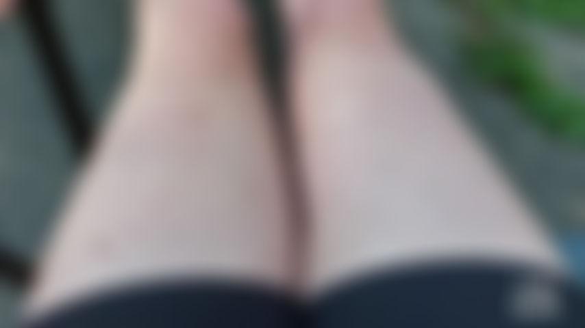 Gambe pelose di leia - leia è all'aperto e mostra una vista ravvicinata di quanto siano diventate pelose le sue lunghe gambe quest'estate, con alcune fantastiche vedute della parte superiore dei suoi piedi nudi e dei suoi sandali. Seguita da una breve clip bonus delle mie gambe pelose in piscina.