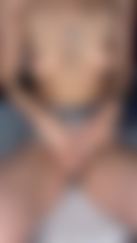 Con il clitoride bagnato, un dildo rosa nella figa e un dito nel culo.