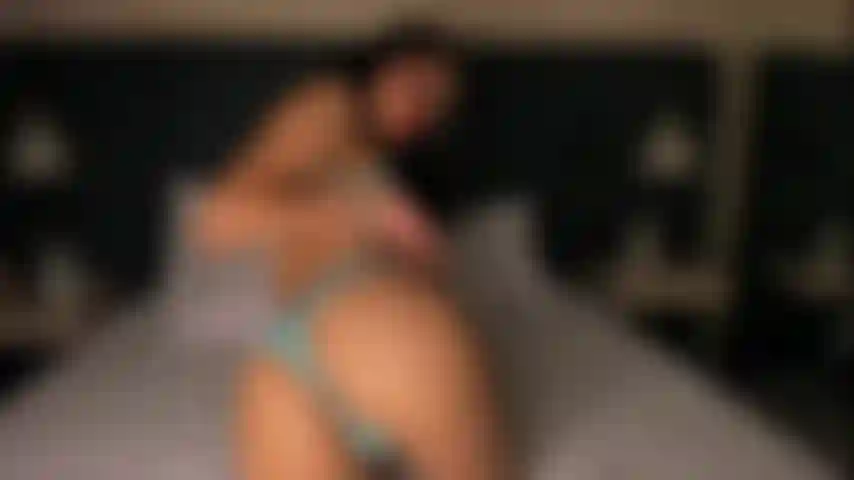 Guarda come mi spoglio per mostrarti la mia figa bagnata.