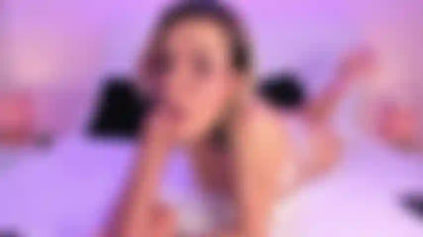 Un pompino dolce, morbido e profondo da una studentessa universitaria nel suo letto!