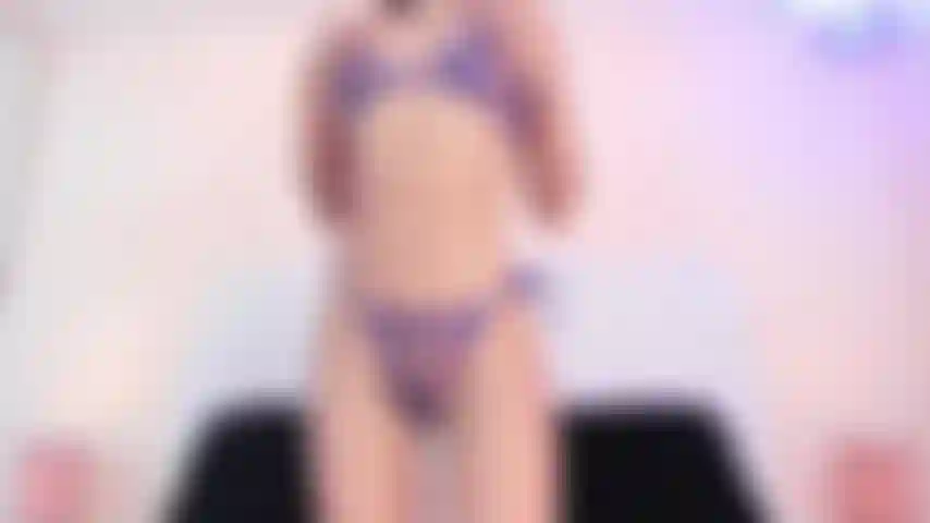 Una ragazza latina che si diverte con la sua figa in camera da letto.