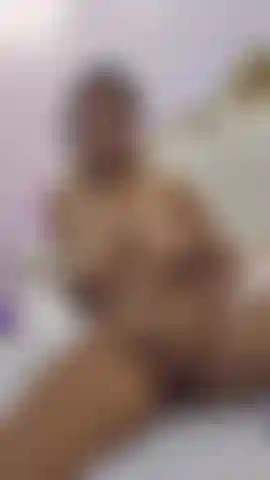 Mmm la mia figa bagnata vuole il tuo cazzo.