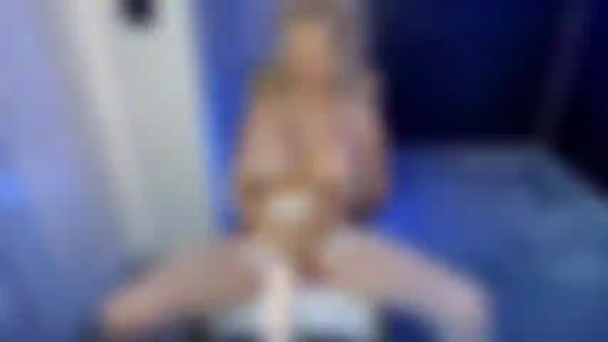 Squirt doppia fontana per papà in calze e tacchi.