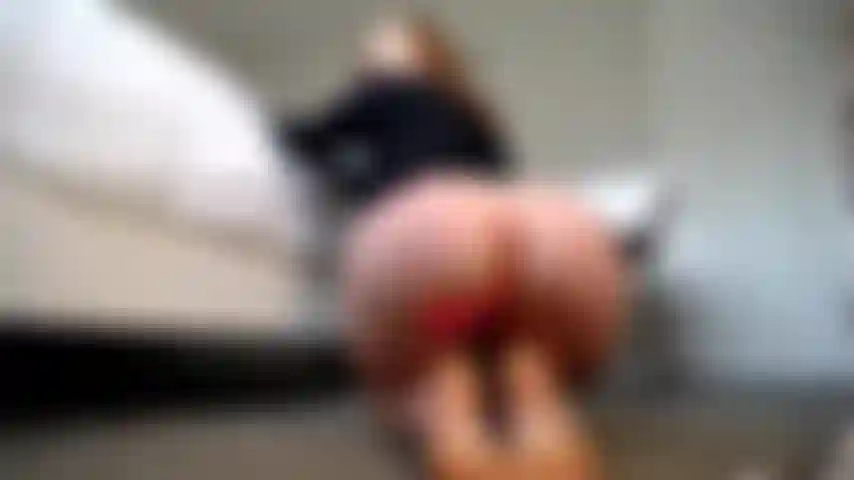 Adoro e mi annuso il culo e le piante dei piedi.