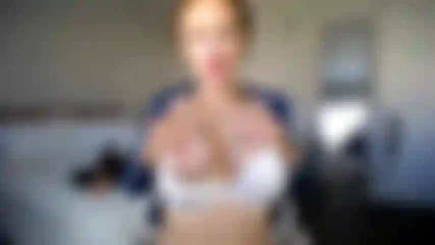 Il culo nudo scuote lo spettacolo d'oro.