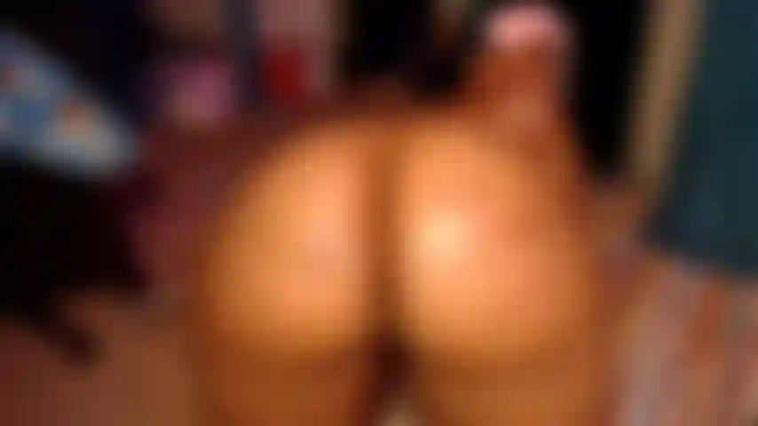 Il culo sculacciato cavalca un vibratore.