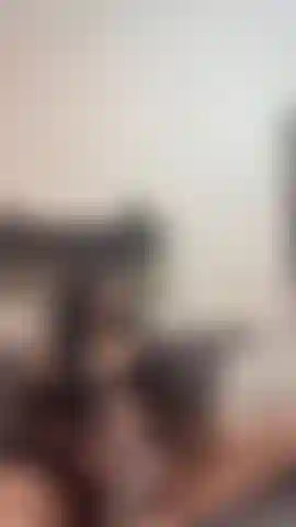 Guardami esplodere in un'inquadratura a figura intera.