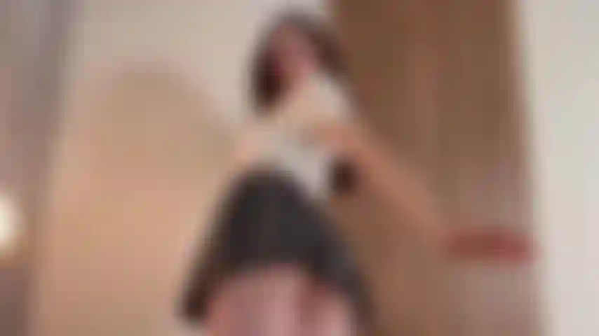 Birichina studentessa che gioca con la sua figa.