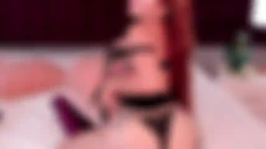 Con un culo e delle movenze sexy.